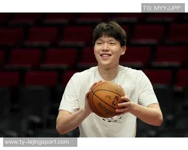 裁判赞赏杨瀚森表现出色赛后竖大拇指传递认可与鼓励