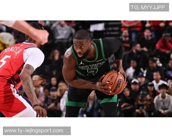 杰伦布朗首节火力全开半场表现出色砍下16分助球队稳住局势